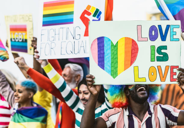 persone multirazziali felici che celebrano l'evento del gay pride - gruppo di amici con età e razza diverse che lottano per i diritti di uguaglianza di genere - gay pride immagine foto e immagini stock