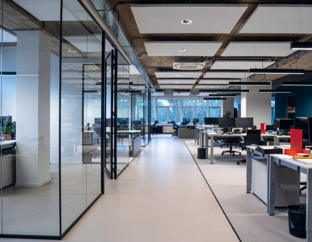 空のモダンロフトオフィスのオープンスペースの内部 - オフィス ストックフォトと画像