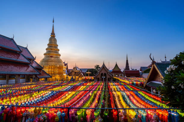 a luz da bela lanterna lanna são lanternas estilo sul tailandês em loi krathong ou yi peng festival em wat phra que hariphunchai é um templo budista em lamphun, tailândia. - buddhist festival - fotografias e filmes do acervo