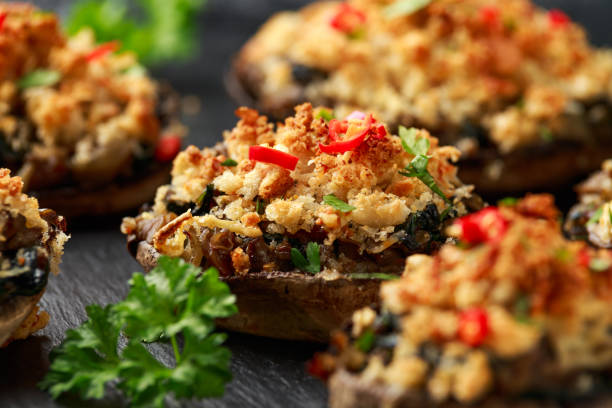 시금치, 빵 부스러기, 치즈를 곁들인 박제 버섯 - edible mushroom stuffed portabello mushroom vegetarian food 뉴스 사진 이미지
