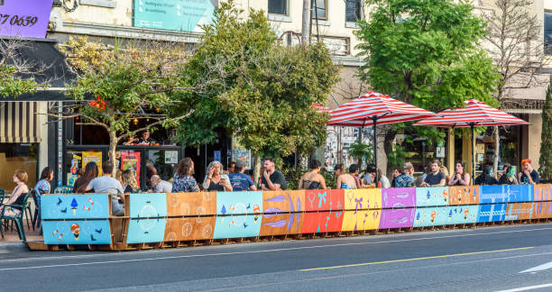 i commensali utilizzano posti a sedere al ristorante all'aperto a melbourne - cafe coffee shop sidewalk cafe menu foto e immagini stock