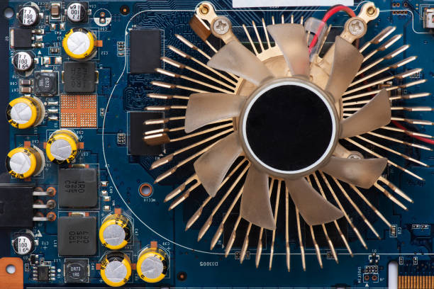 circuito electrónico y aleta de refrigeración en tarjeta de video de computadora - heat sink fotografías e imágenes de stock