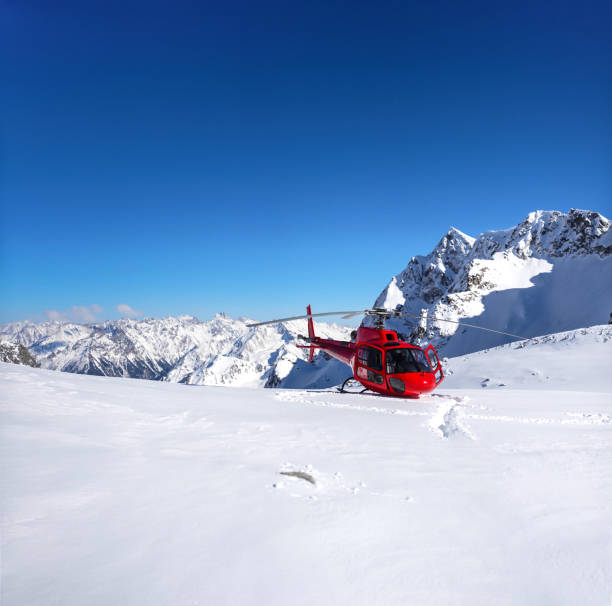 elicottero commerciale rosso in montagna - airfield mountain snow airport foto e immagini stock