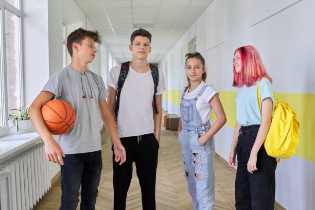 un grupo de estudiantes adolescentes de 16 años en el pasillo de la escuela - 13 14 years fotografías e imágenes de stock