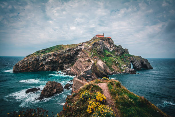 san juan de gaztelugatxe - golfo di biscaglia foto e immagini stock