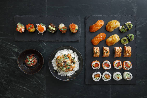 set de rollos de sushi y sushi. rice bowls. conjunto gunkan. tataki de atún. - nigiri fotografías e imágenes de stock