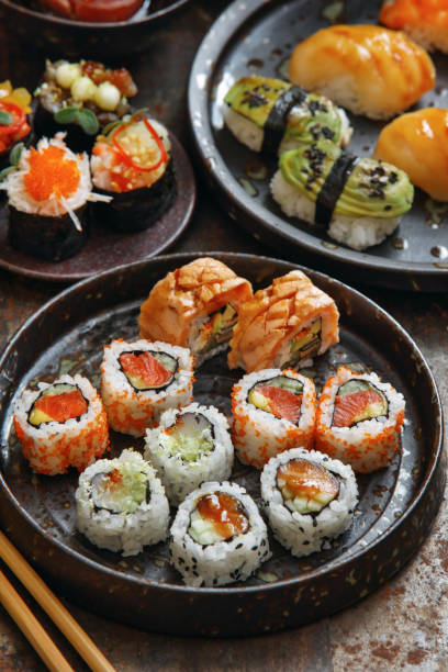 sushi en sushi roll set - sushischotel stockfoto's en -beelden