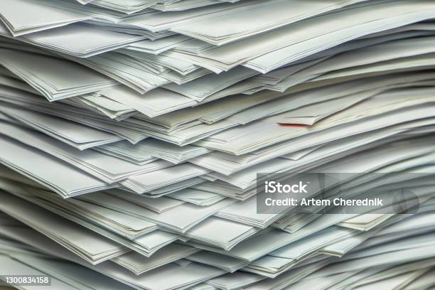 Tumpukan Dokumen Kertas Di Kantor Foto Stok - Unduh Gambar Sekarang