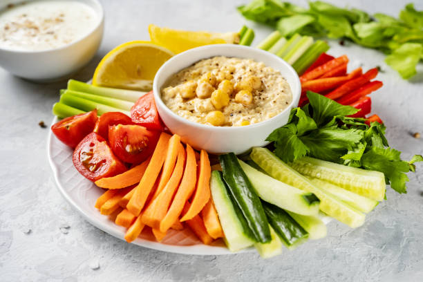 projectile de récolte de l’assiette avec les l�égumes et les trempettes tranchés sains colorés - houmous photos et images de collection