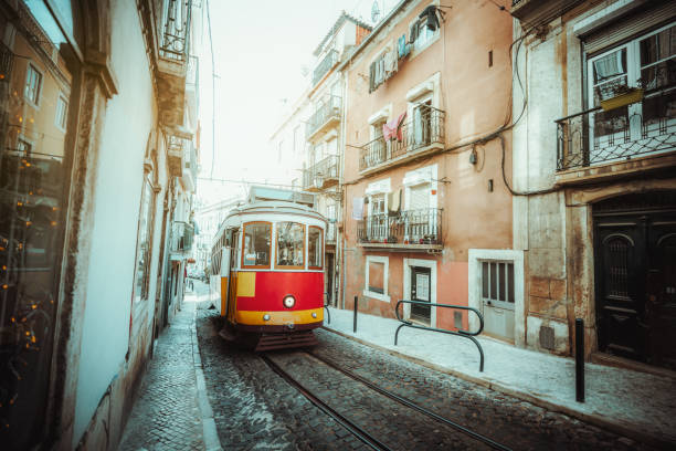 un viejo tranvía rojo vintage, lisboa - cable car lisbon portugal portugal old fotografías e imágenes de stock