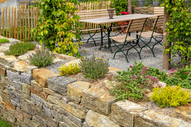 dry stone wall with plants - rock garden imagens e fotografias de stock