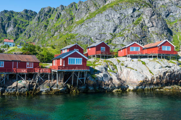 vue sur le village de pêcheurs norvégien a, à lofoten - mountain peak famous place outdoors landscape photos et images de collection