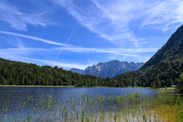 lake ferchensee near mittenwald in the karwendel mountains on a sunny day - lautersee lake imagens e fotografias de stock