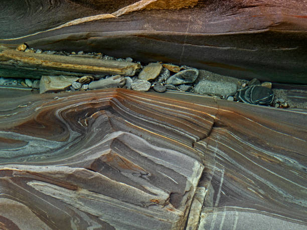 forme rocciose in un fiume cristallino - gneiss foto e immagini stock