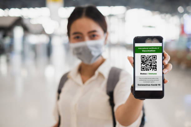 Traveler shows health passport of vaccination certification on phone at airport, to certicy that have been vaccinated of coronavirus covid-19 Traveler shows health passport of vaccination certification on phone at airport, to certicy that have been vaccinated of coronavirus covid-19 antibody test photos stock pictures, royalty-free photos & images