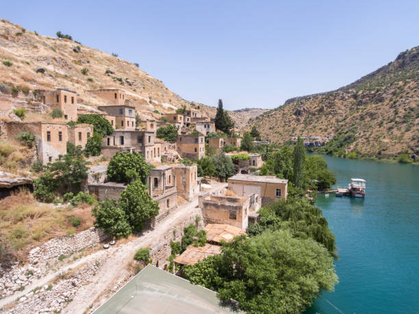 Sunken mosque and houses in Savasan Village, Halfeti in Sanliurfa, Turkey Sunken mosque and houses in Savasan Village, Halfeti in Sanliurfa, Turkey halfeti stock pictures, royalty-free photos & images