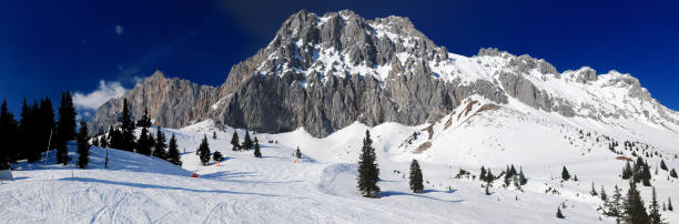 esquí ski area ehrwalder alm con vistas al monte zugpitze austria - austria mountain panoramic ehrwald fotografías e imágenes de stock