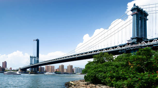 夏の晴れた日に下からマンハッタン橋 - east river riverbank waters edge suspension bridge ストックフォトと画像