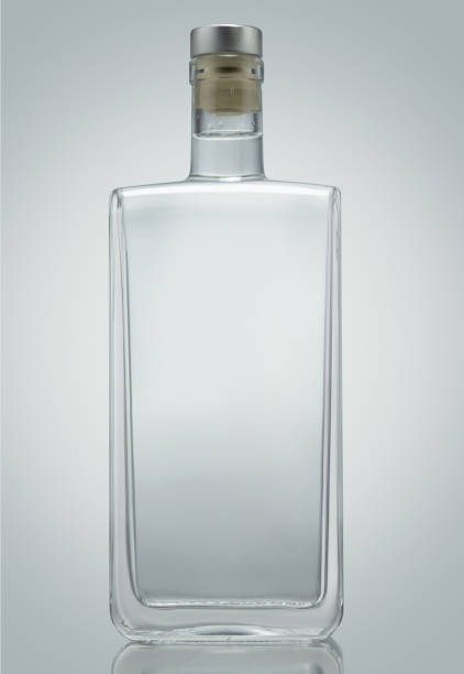 botella de vidrio de vodka, ginebra o ron, aislada sobre fondo blanco. plantilla para el diseño del producto. - ginebra licores de alta graduación fotografías e imágenes de stock