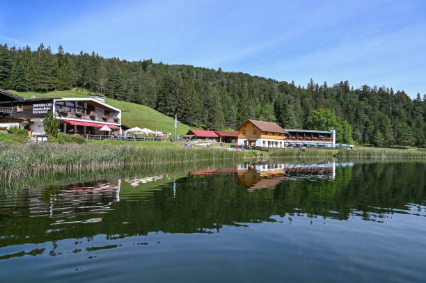 晴れた日にミッテンヴァルト近くのラウター湖のホテルラウターゼー - lautersee lake ストックフォトと画像