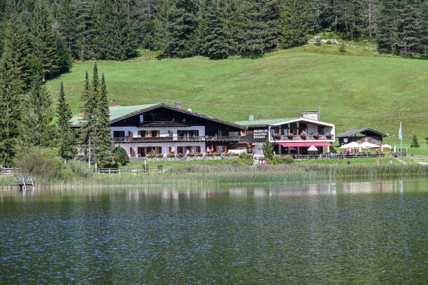 hotel lautersee at lake lautersee near mittenwald on a sunny day - lautersee lake imagens e fotografias de stock