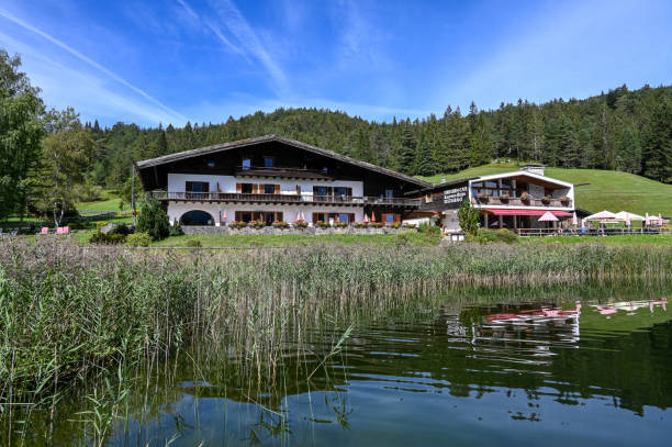 晴れた日にミッテンヴァルト近くのラウター湖のホテルラウターゼー - lautersee lake ストックフォトと画像