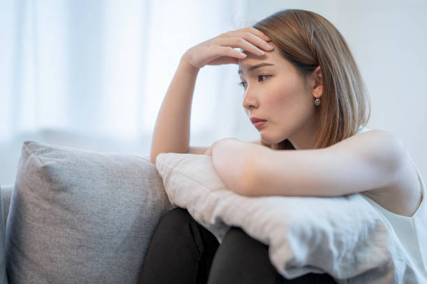 azjatyckich kobiet ze stresem, trzymała się sama w swojej sypialni, depresja. - women crying distraught thinking zdjęcia i obrazy z banku zdjęć