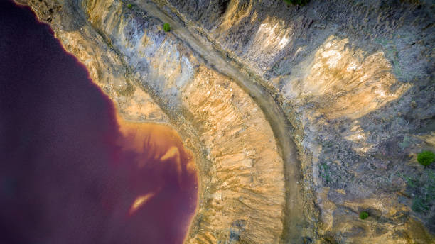 lago ácido rojo en mitsero, detalle de la vista aérea de chipre - tailings fotografías e imágenes de stock