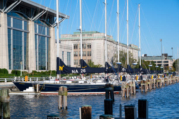 bacino di santee presso l'accademia navale di annapolis con yacht allineati al molo - us naval academy foto e immagini stock