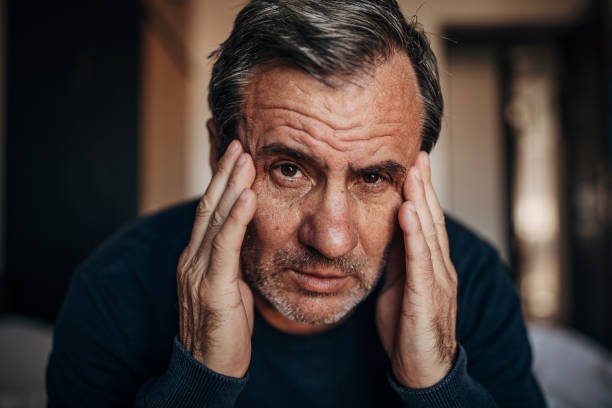 maux de tête, la tête de l’homme dans ses mains - hands in head photos et images de collection