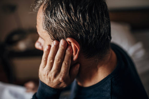 dolor de oído, hombre mayor - communicable disease fotografías e imágenes de stock