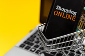 einkaufswagen-mit-smartphone-auf-notebook-online-shopping-konzept.jpg?b=1&s=170x170&k=20&c=kL9QQu0tnXs6ugJBOKDKFp3db9hIHE5uRngVnEY4H6M=