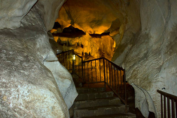 ドゥプニサ洞窟 - kirklareli ストックフォトと画像