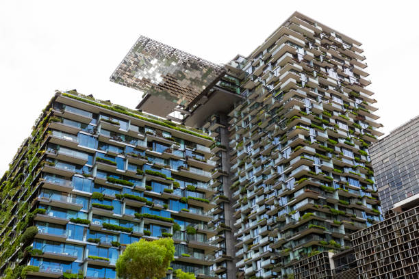 vista de ángulo bajo de los edificios de apartamentos con jardines verticales y heliostato, fondo del cielo con espacio de copia - environmental conservation built structure solar power station building exterior fotografías e imágenes de stock