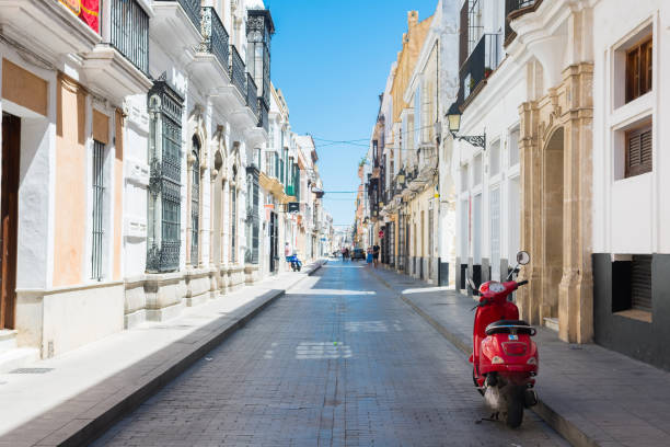 прогулка через знаменитые белые города в андалусии, испания - malaga seville cadiz andalusia стоковые фото и изображения