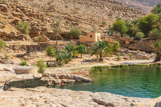 le piscine del wadi bani khalid. - arabian peninsula foto e immagini stock