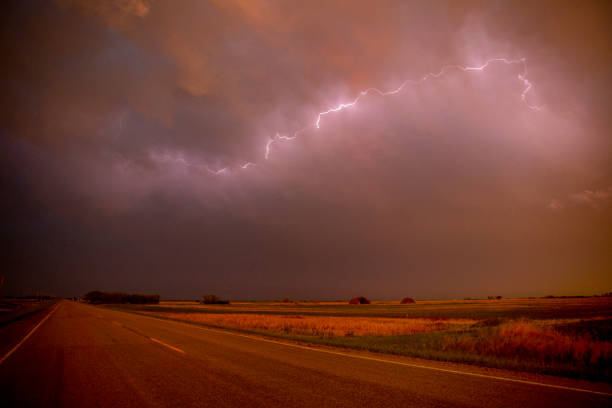 la tempête des prairies obscurcit le canada - prairie manitoba sunset thunderstorm photos et images de collection