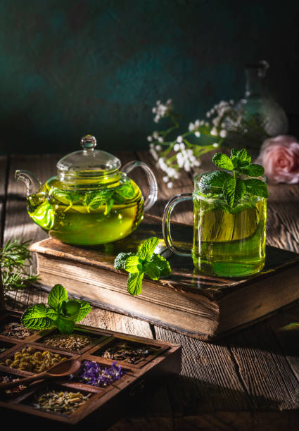 tè alla menta marocchino, tè alla menta maghrebino dell'africa settentrionale con tè verde - morocco tea glass mint tea foto e immagini stock