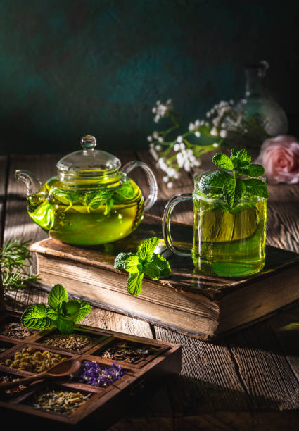 marokańska herbata miętowa, afryka północna herbata miętowa maghrebi z zieloną herbatą - mint tea zdjęcia i obrazy z banku zdjęć