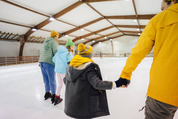 apprendre à patiner sur glace avec maman et papa - ice skating young couple daughter mother photos et images de collection
