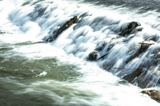 selective focus of a small waterfall of water - twin falls imagens e fotografias de stock