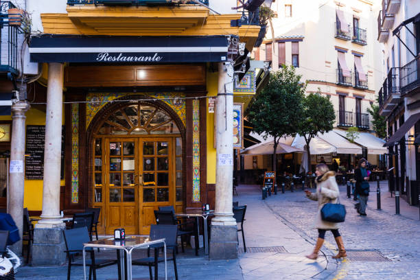 ristorante romantico nel cuore della città vecchia. - open foto e immagini stock