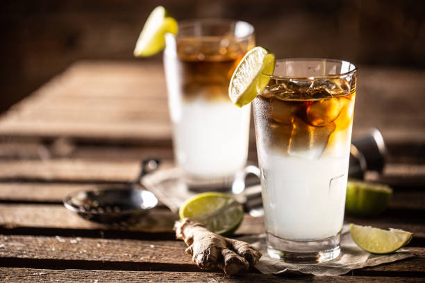 dark n stormy highball cocktail served as a long drink with rum, fresh lime juice, and ginger beer. - letter n fotos imagens e fotografias de stock