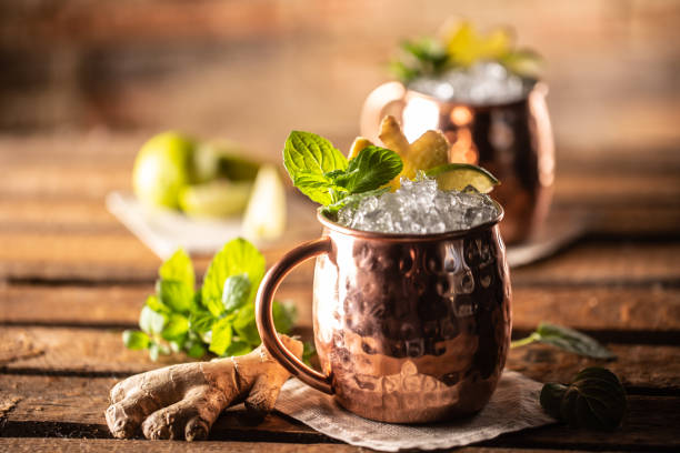 московский коктейль из хайболла mule и длинный водочный напиток со свежим лаймом, имбирным пивом и мятой. - mule стоковые фото и изображения