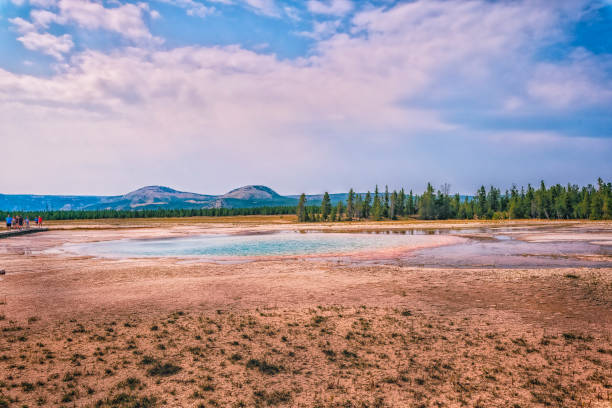 イエローストーン国立公園 - ワイオミング州 - アメリカ、夏(2018年8月) - yellowstone national park hat blue lake ストックフォトと画像