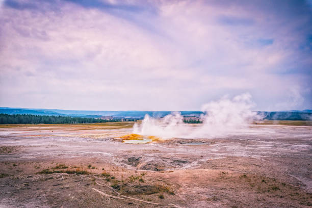 イエローストーン国立公園 - ワイオミング州 - アメリカ、夏(2018年8月) - yellowstone national park hat blue lake ストックフォトと画像