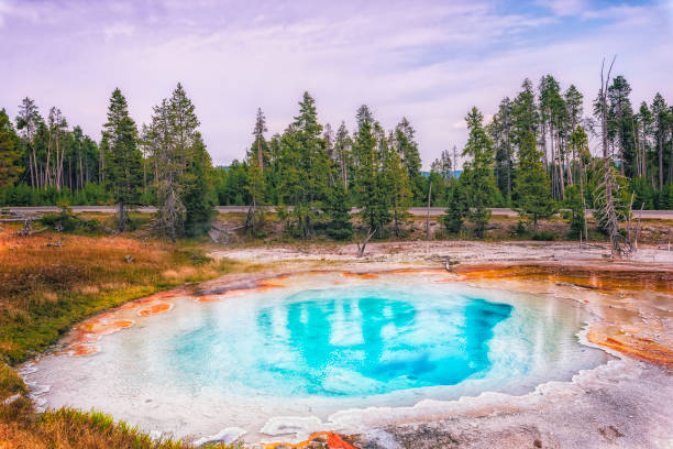 イエローストーン国立公園 - ワイオミング州 - アメリカ、夏(2018年8月) - yellowstone national park hat blue lake ストックフォトと画像