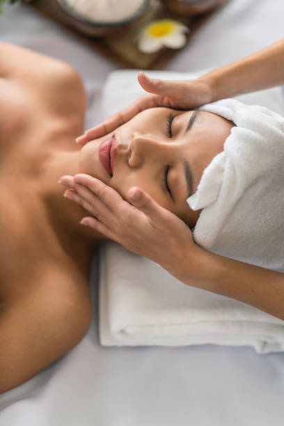 jeune femme asiatique de beauté détendant avec la thérapie beaty de traitement de visage et de peau dans le salon de spa - masque de beauté photos et images de collection