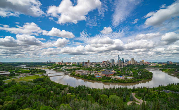 vista aérea panorámica del centro de edmonton, alberta, canadá. - north saskatchewan river fotografías e imágenes de stock