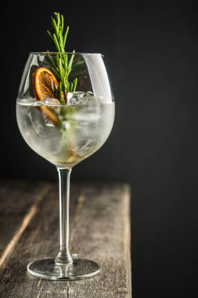 coquetel à base de gim com triplo seg em taça de vinho no fundo rústico - dry vermouth - fotografias e filmes do acervo